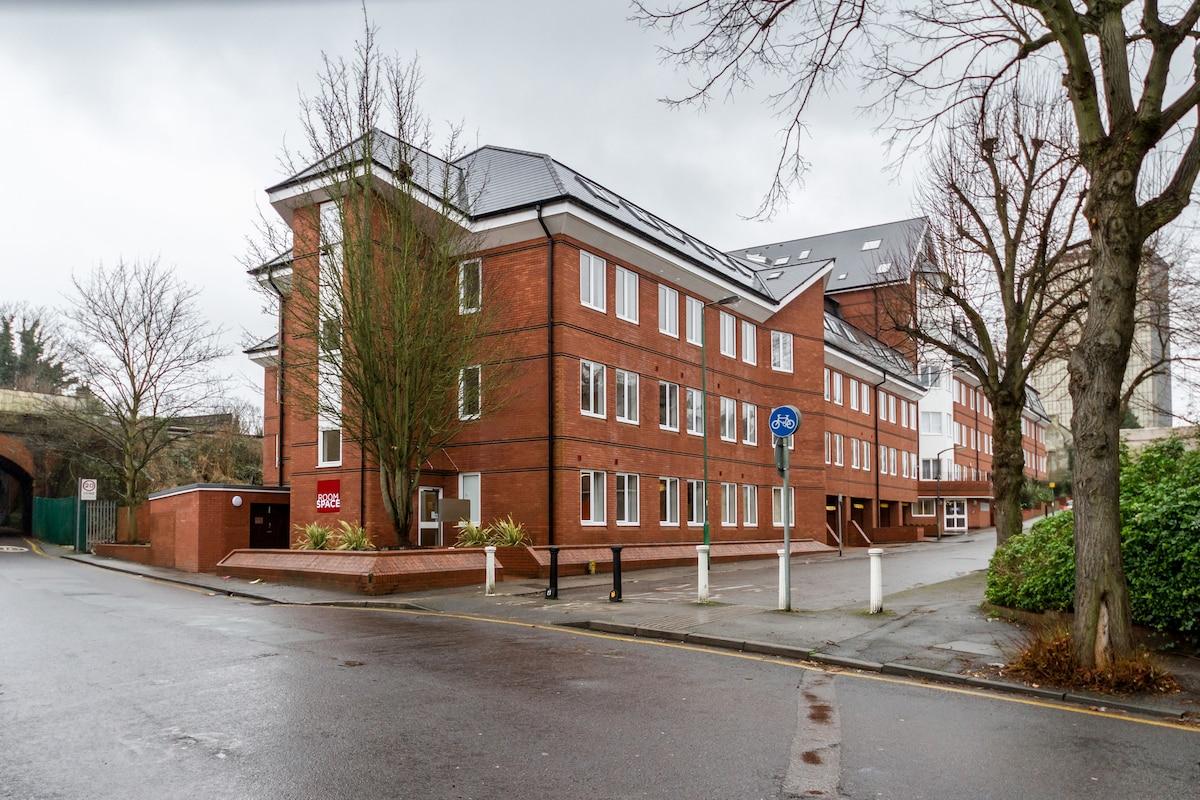 Stunning 1-2 Bedroom Serviced Apartments in Sutton5