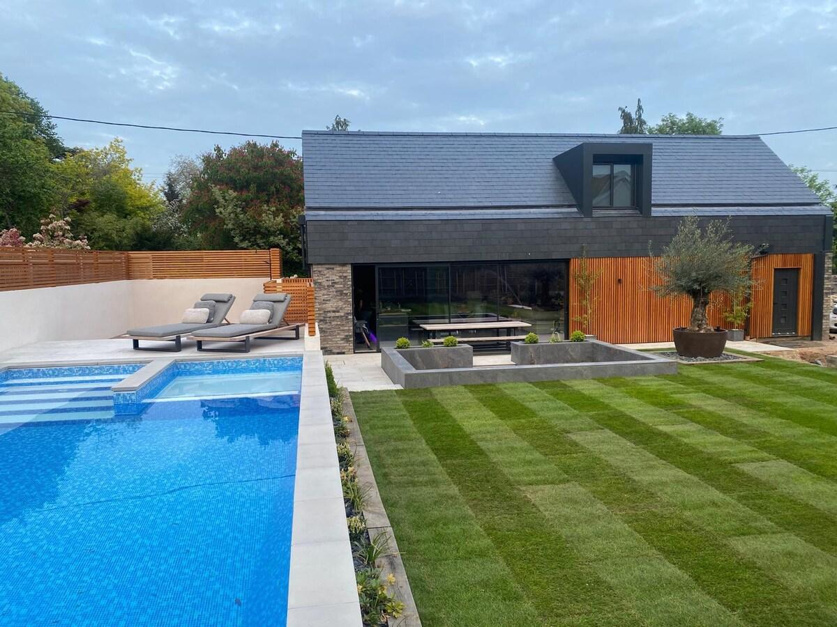 Modern Luxury House Pool Cinema Sauna Games Bar1