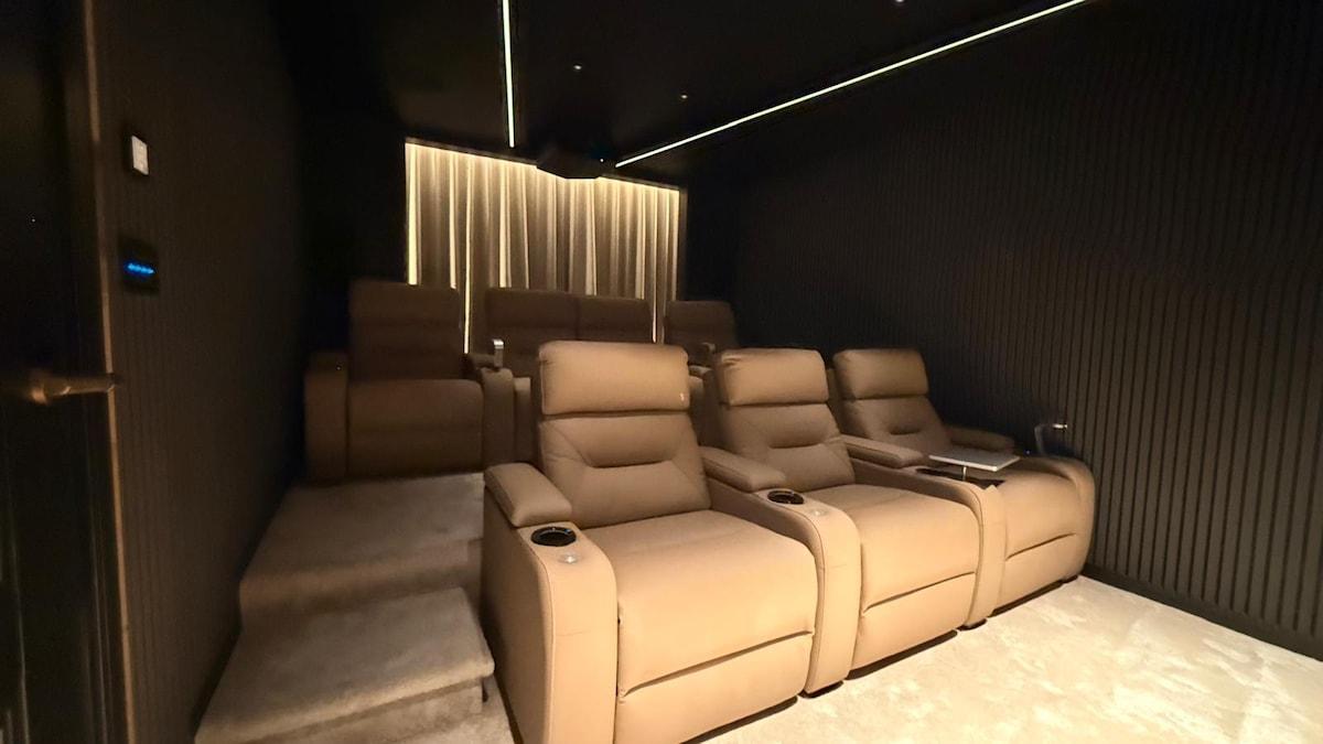 Modern Luxury House Pool Cinema Sauna Games Bar2