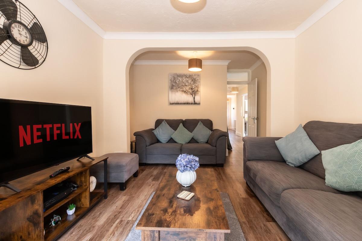 Spacious 4 bed House with Garden, Parking & Wi-Fi3