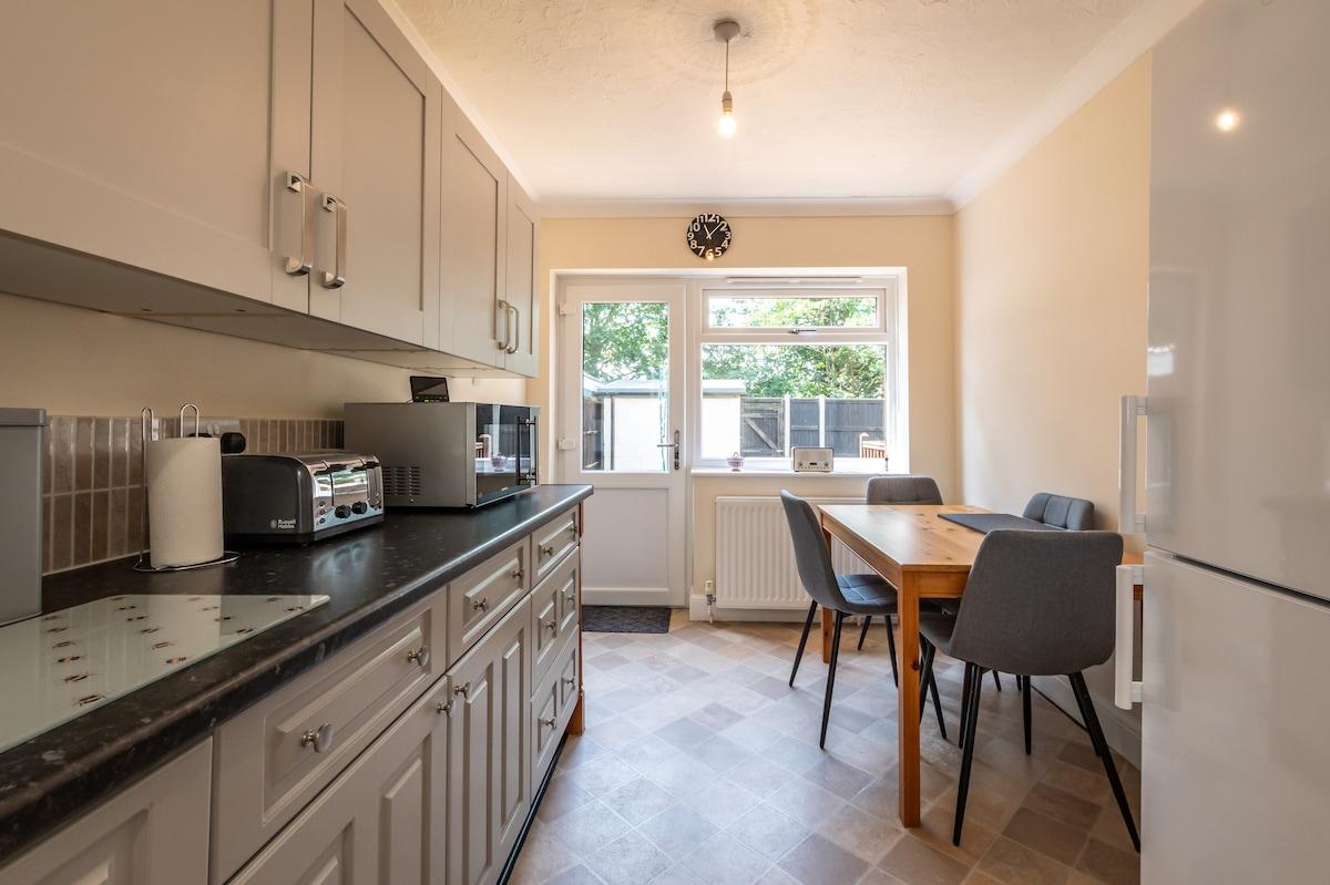 Spacious 4 bed House with Garden, Parking & Wi-Fi6