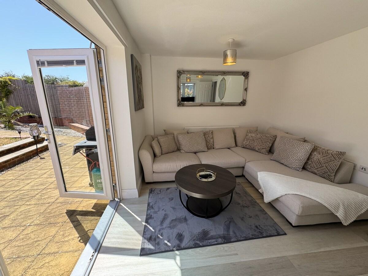 Stylish 3BR House Garden, Parking & Self Check-In3