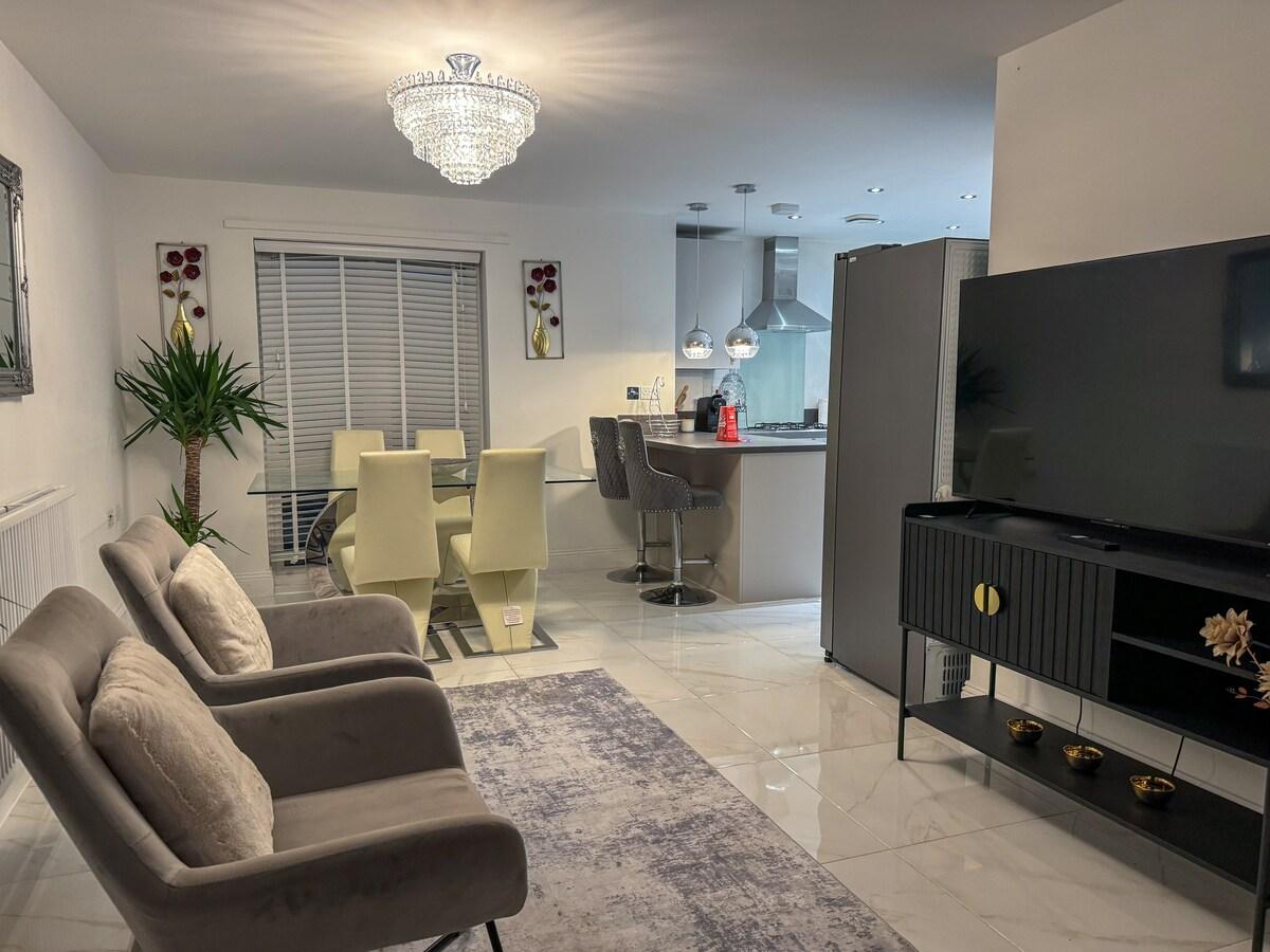 Stylish 3BR House Garden, Parking & Self Check-In4