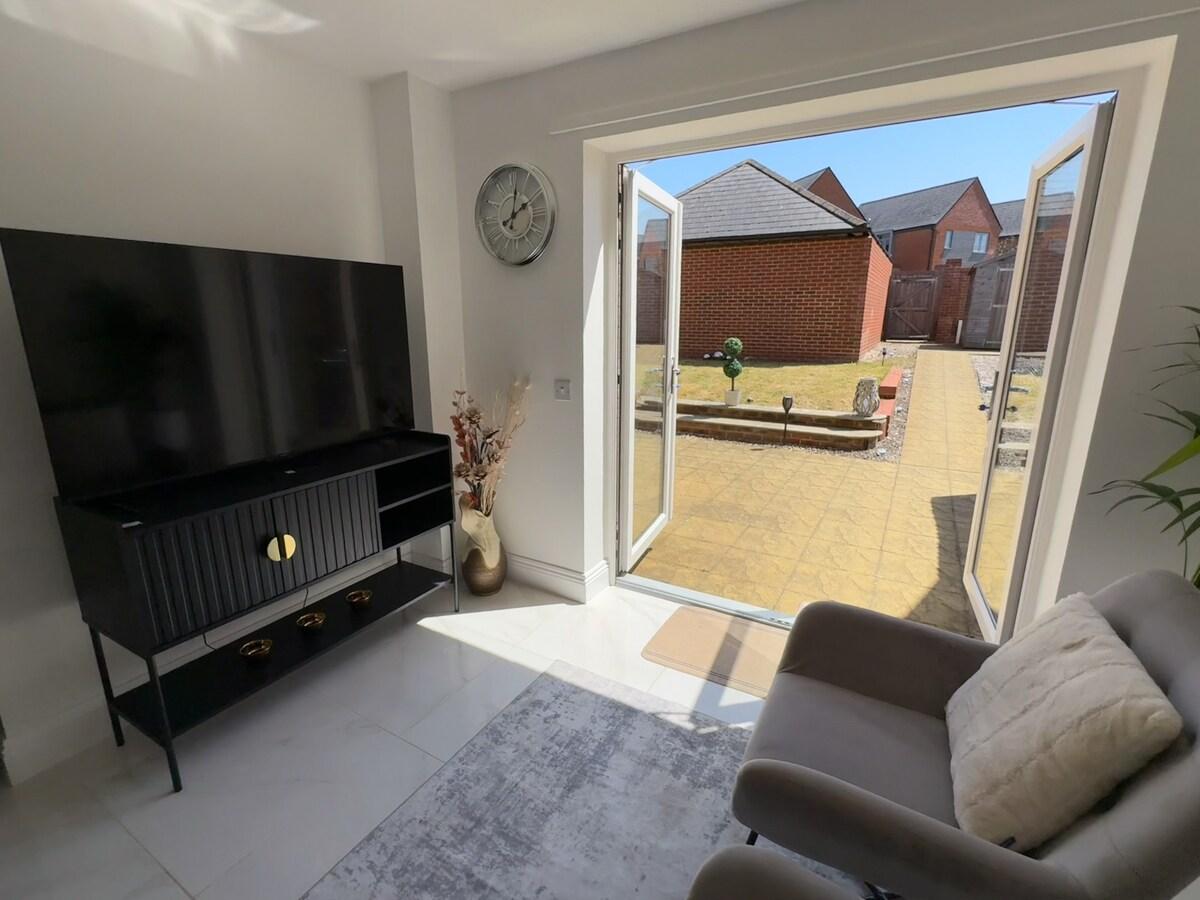 Stylish 3BR House Garden, Parking & Self Check-In5