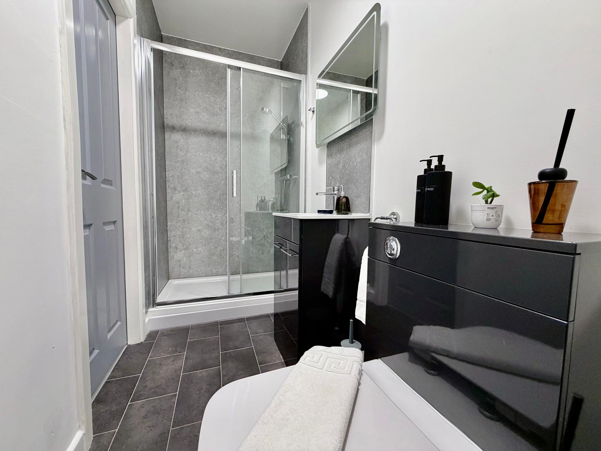 Contractor & Family Stay • 2BR House • Parking4