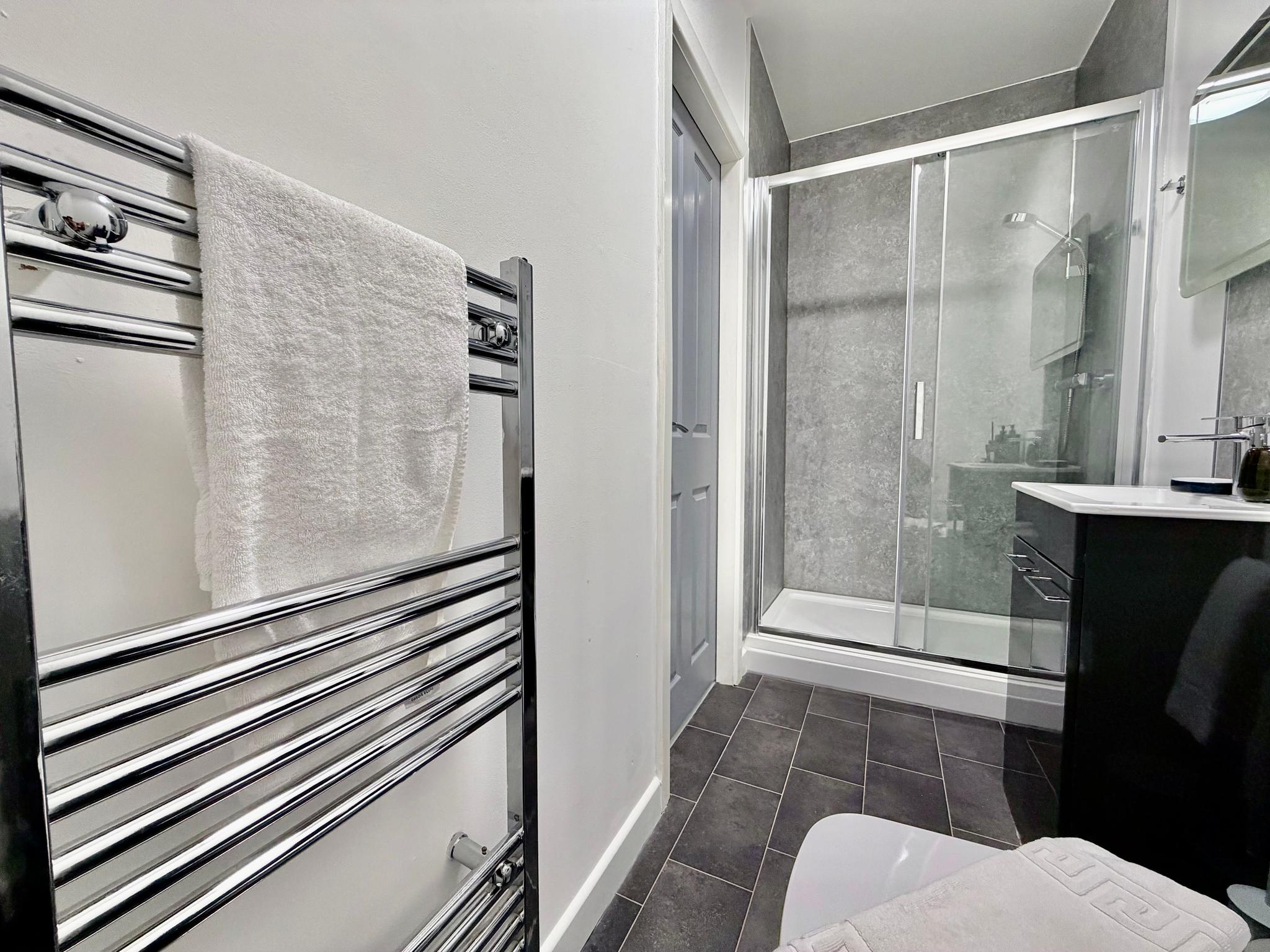 Contractor & Family Stay • 2BR House • Parking6