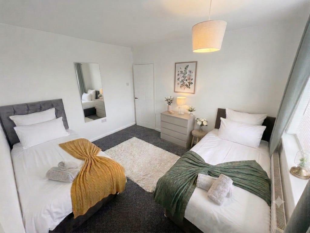 Spacious 2 BDR Bungalow House in Birtley-Driveway2