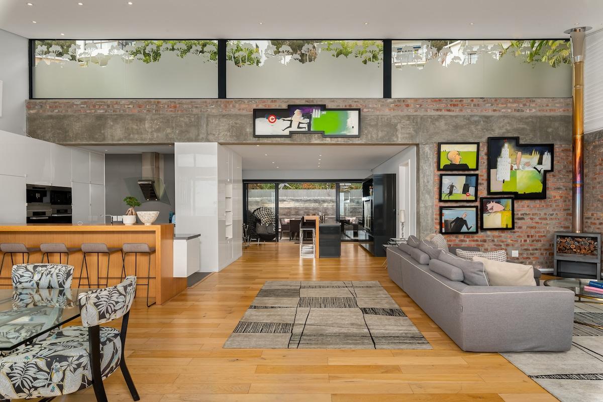 Luxury Winter Getaway | Fireplace, Jacuzzi & Views3