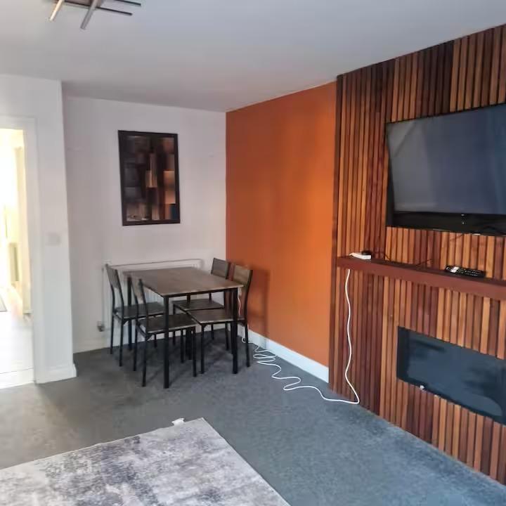 Rushden 3BR Home | 2 Bathrooms | Parking Available1