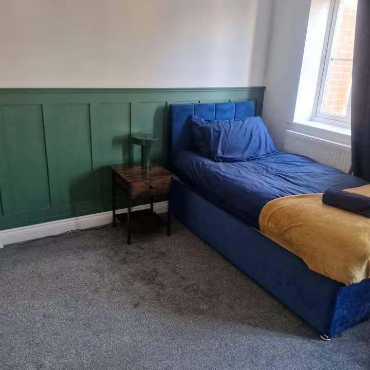 Rushden 3BR Home | 2 Bathrooms | Parking Available2