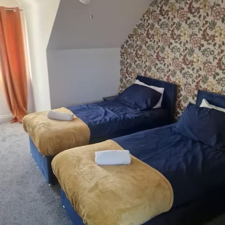Rushden 3BR Home | 2 Bathrooms | Parking Available4