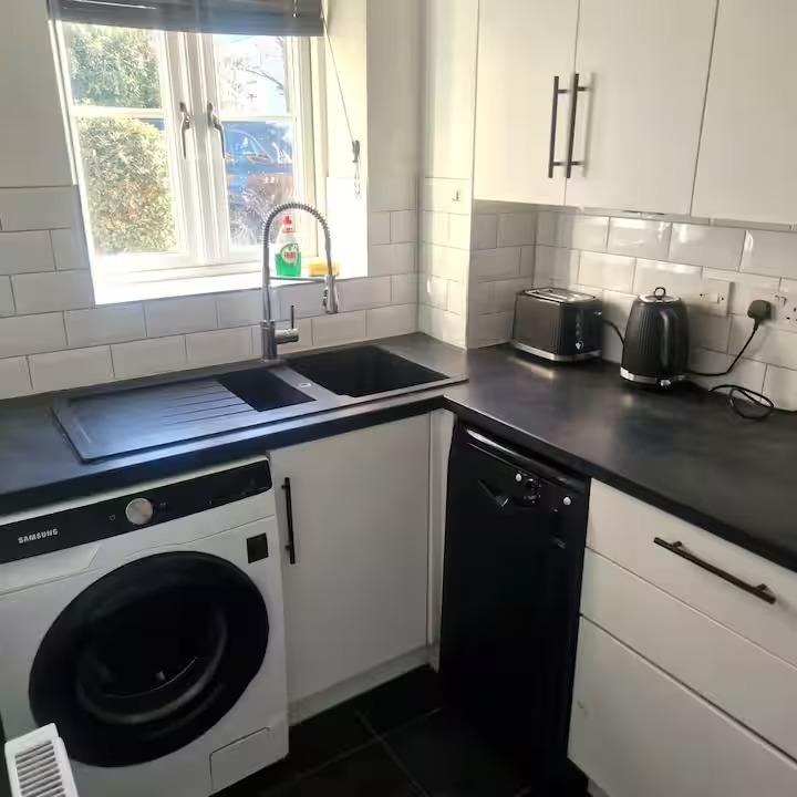 Rushden 3BR Home | 2 Bathrooms | Parking Available3