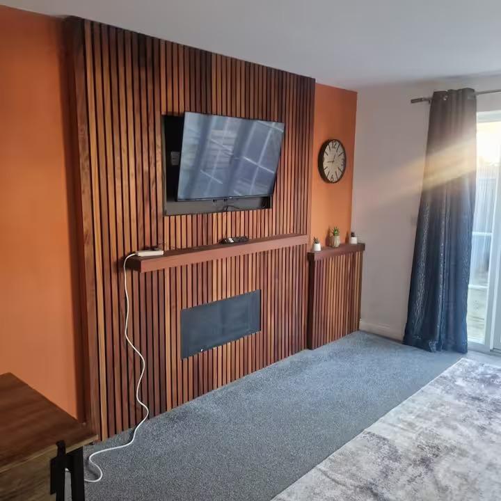 Rushden 3BR Home | 2 Bathrooms | Parking Available6