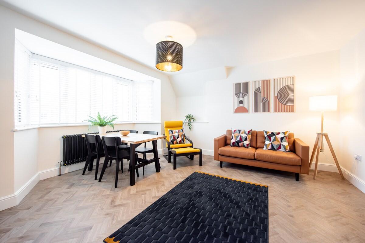 Modern 2BR Apt • Fast WiFi-Superking Bed - Parking1