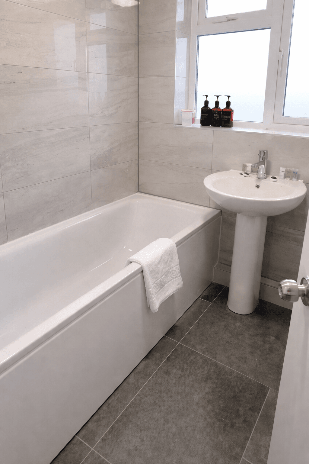 Comfy 3 BD NR Wimbledon with drive and garden2