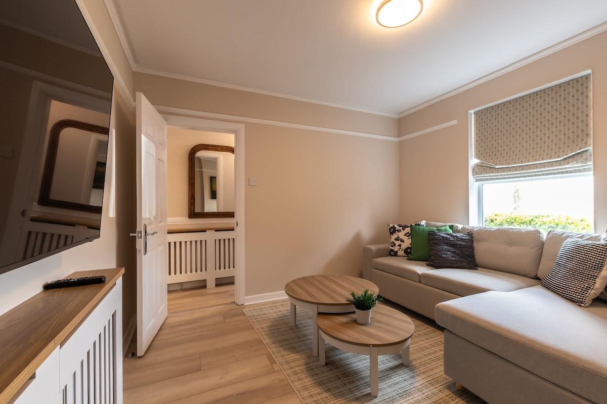 Stylish City House | Sleeps 6 | Parking3