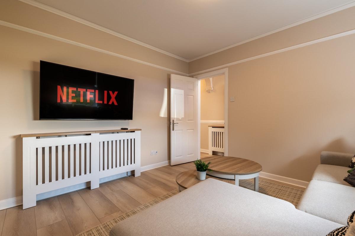 Stylish City House | Sleeps 6 | Parking4