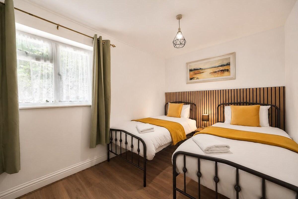 2-Bed Apartment | Parking | 15 mins to Heathrow4