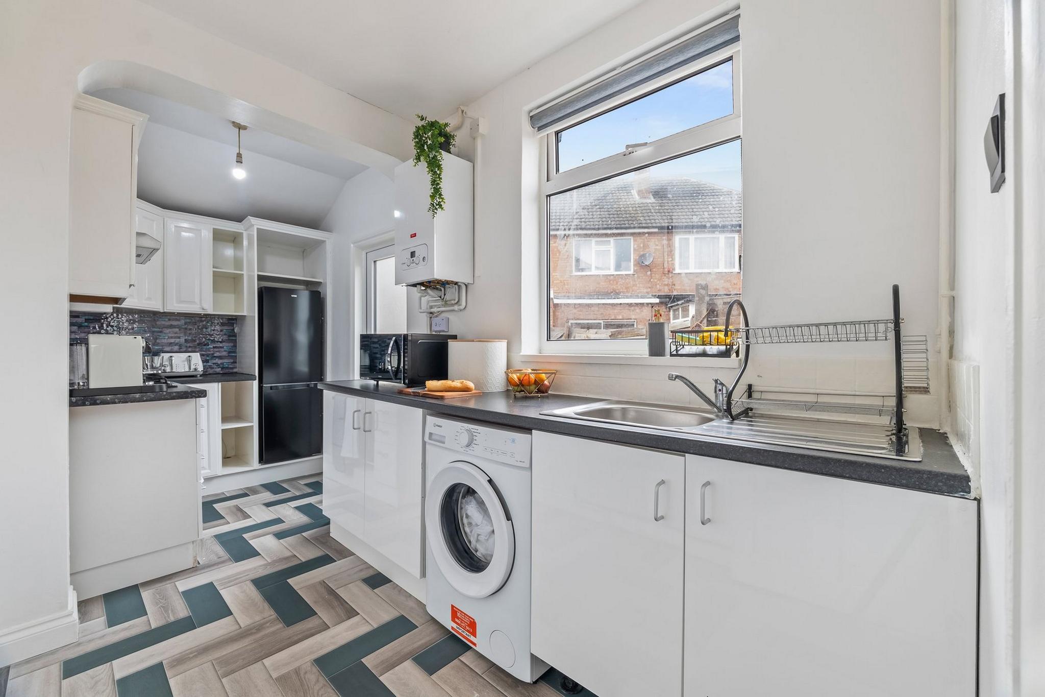 4-Bed House | Leicester | Driveway Parking2