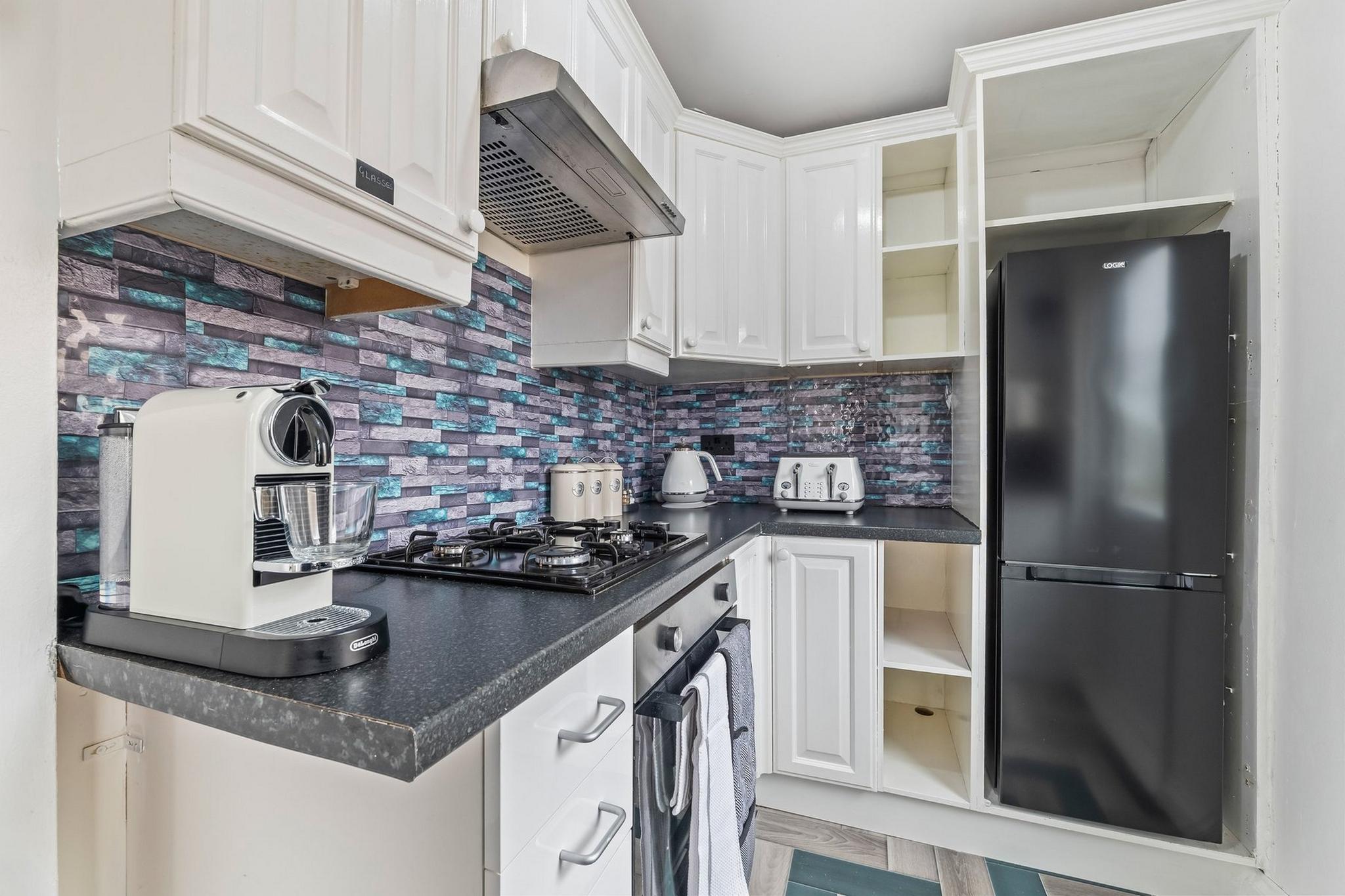 4-Bed House | Leicester | Driveway Parking6