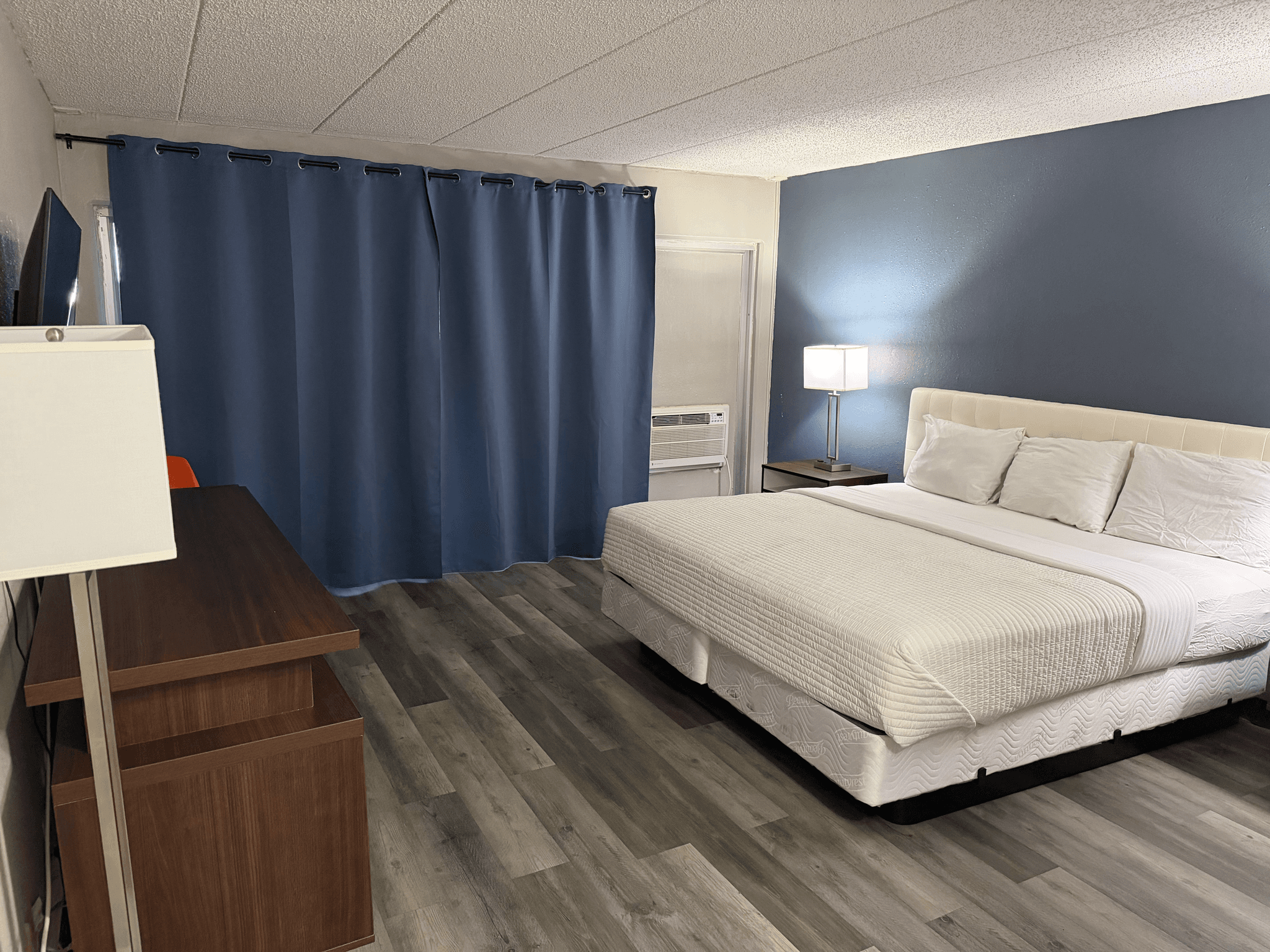 King Room off I-94 | Near Silver Beach5
