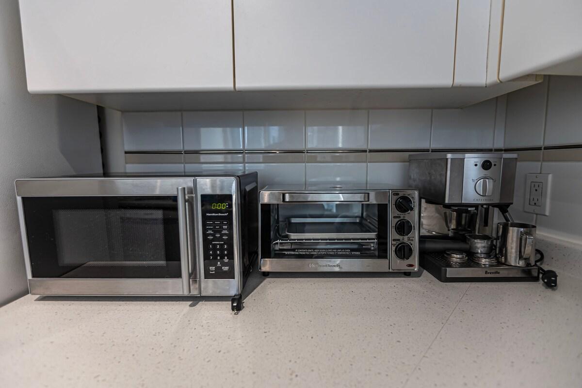 2BR Suite with A/C in Heart of Downtown Vancouver3