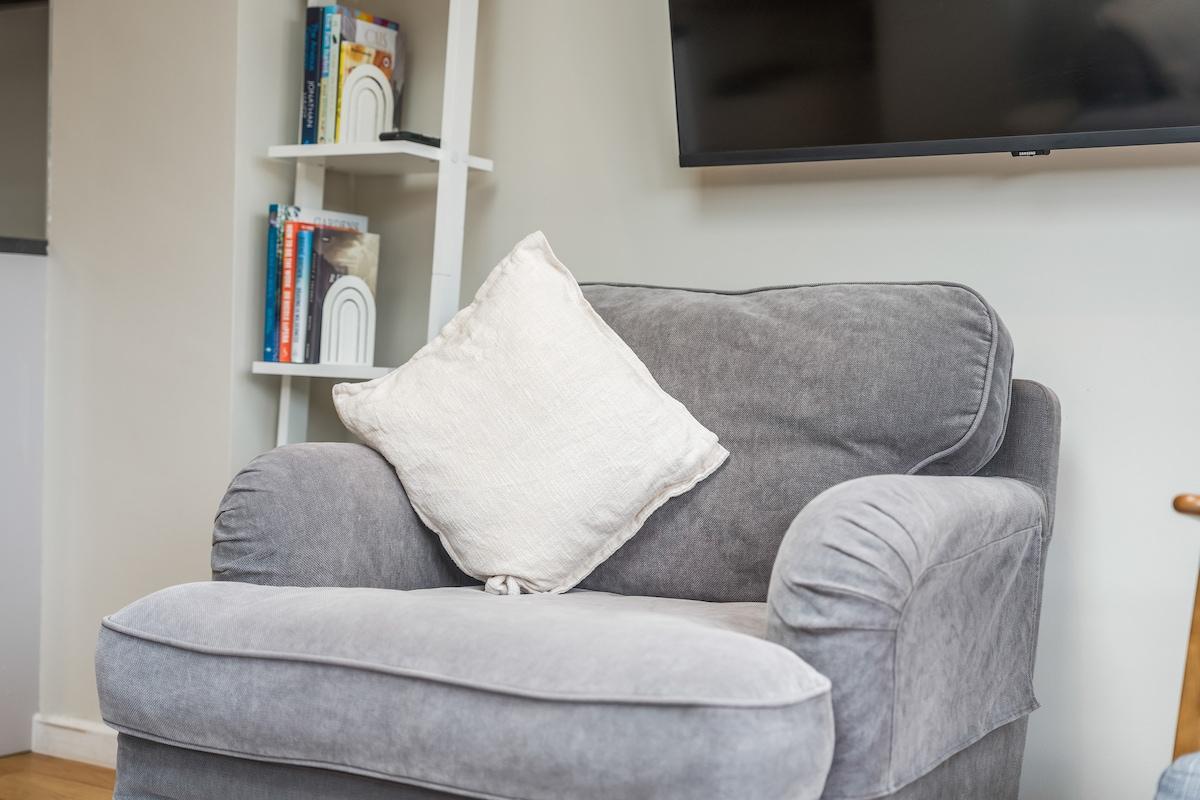 Modern 3 Bed House| Free Parking, Sleeps 56