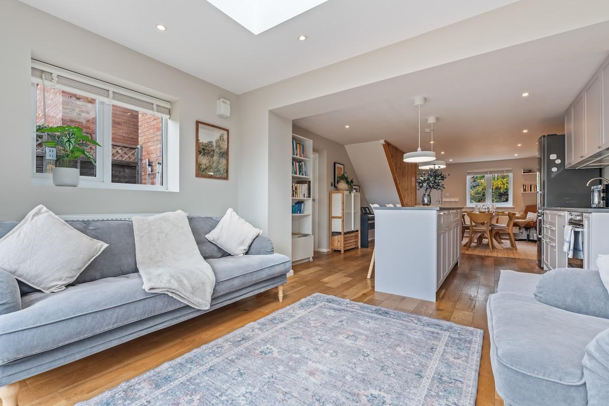 Modern 3 Bed House| Free Parking, Sleeps 52