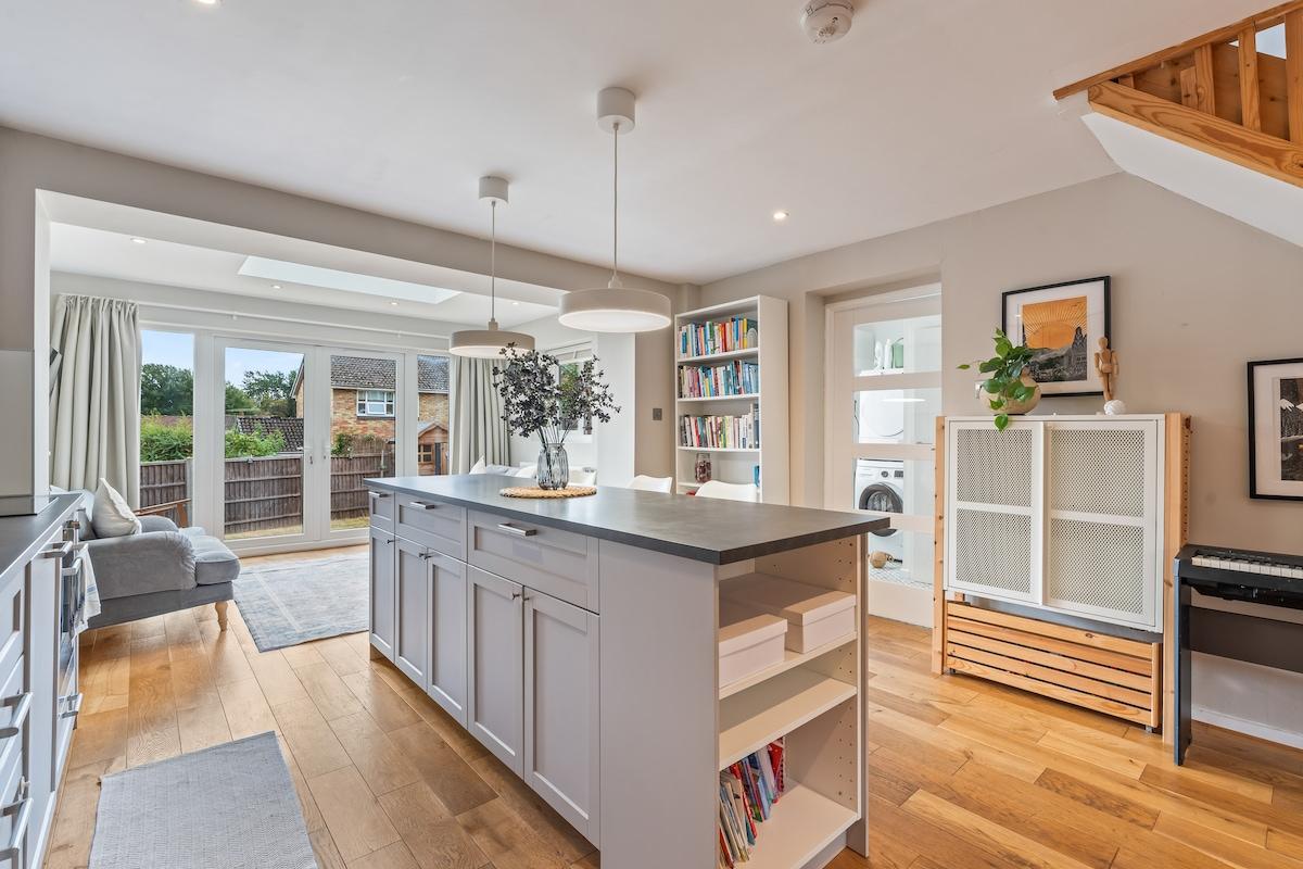 Modern 3 Bed House| Free Parking, Sleeps 51