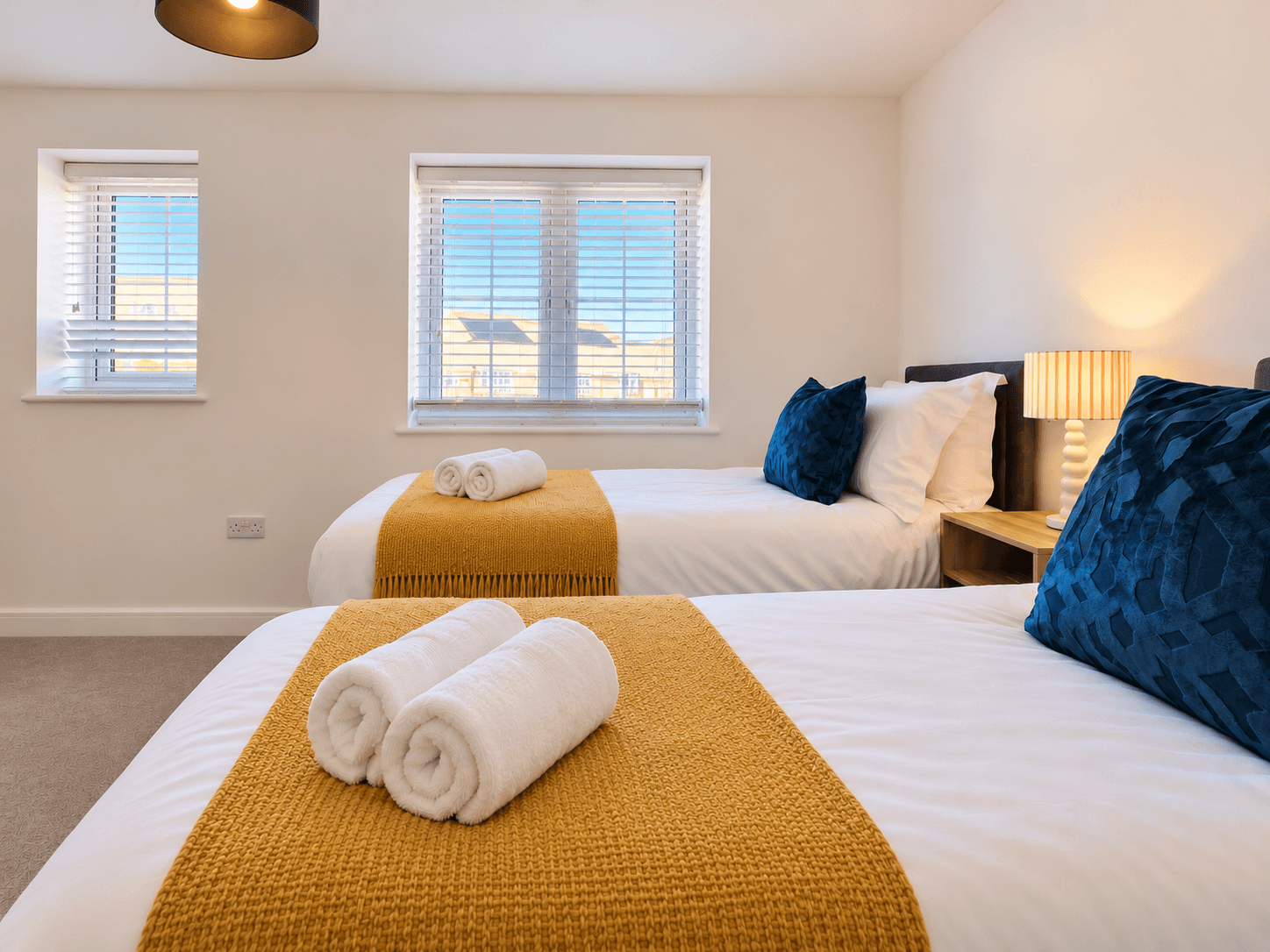 Wixams Pad | 5 Beds, Sleeps 8 | Van Parking, Desk2