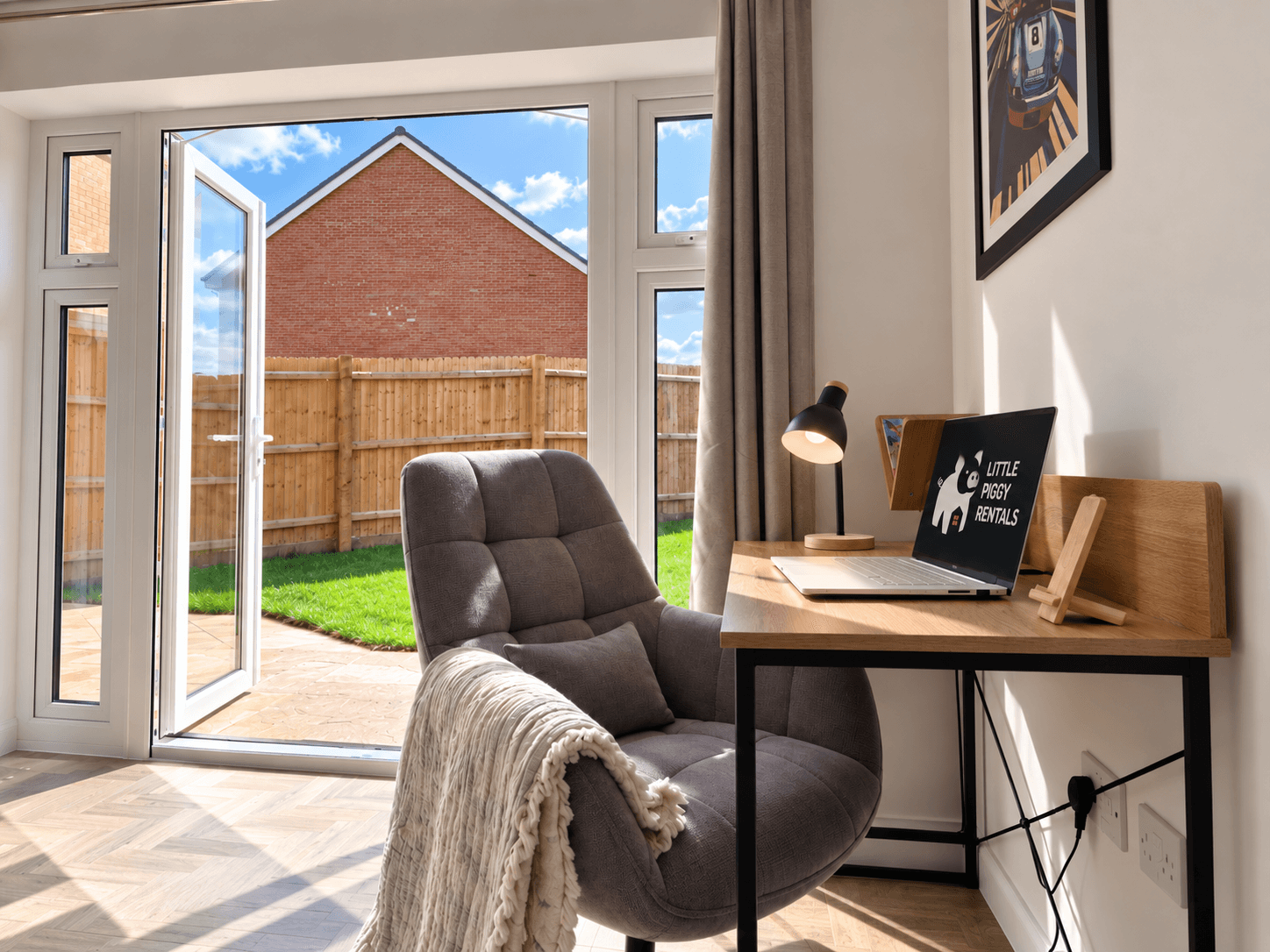 Wixams Pad | 5 Beds, Sleeps 8 | Van Parking, Desk5